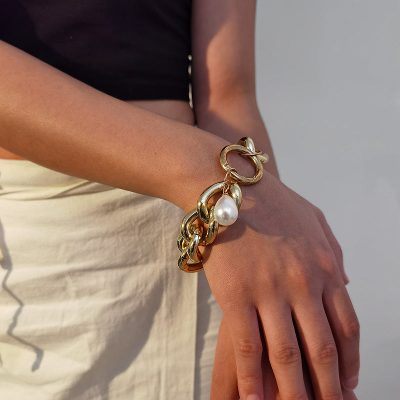 Exaggerated Hollow Aluminum Chain Baroque Pearl Bracelet